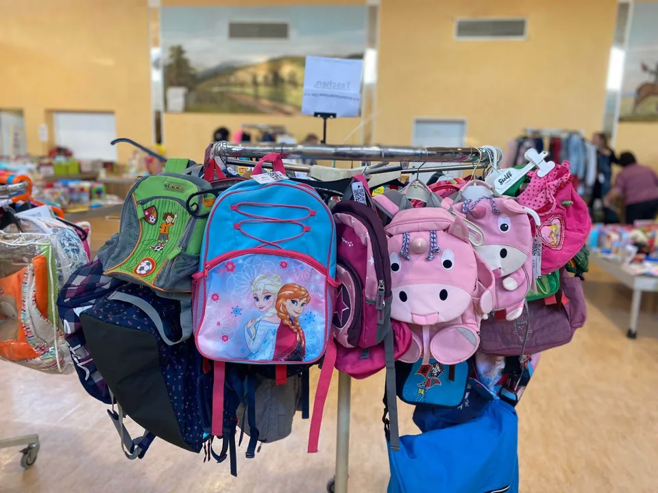 Kinderrucksäcke am Kleiderständer