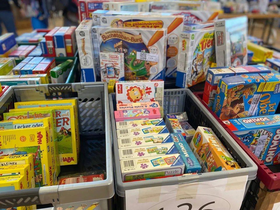 Kisten mit Gesellschaftsspielen und Puzzles