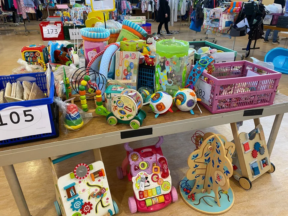 Tisch mit Baby- und Kleinkindspielzeug