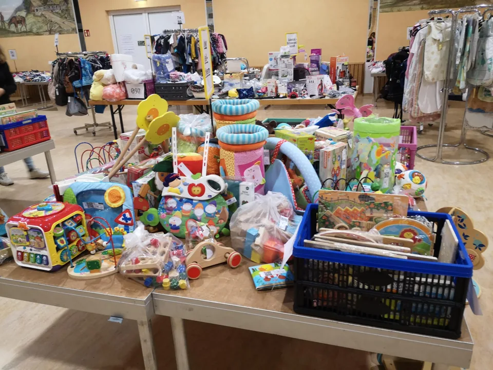 Spielzeug und Kisten auf den Verkaufstischen
