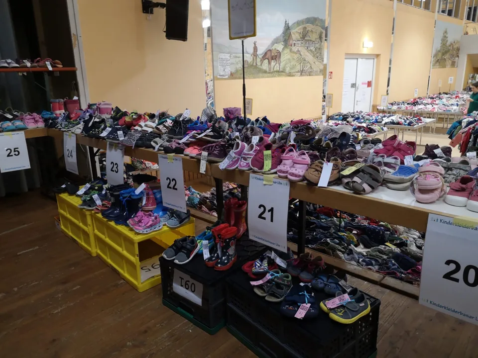 Reihen mit Kinderschuhen, sortiert nach Größen
